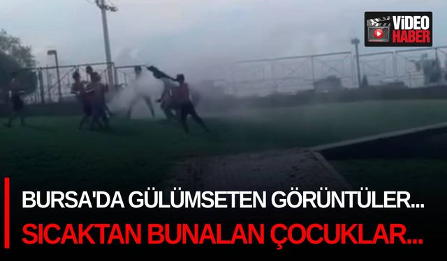 Bursa'da gülümseten görüntüler... Sıcaktan bunalan çocuklar sulama aracıyla serinledi