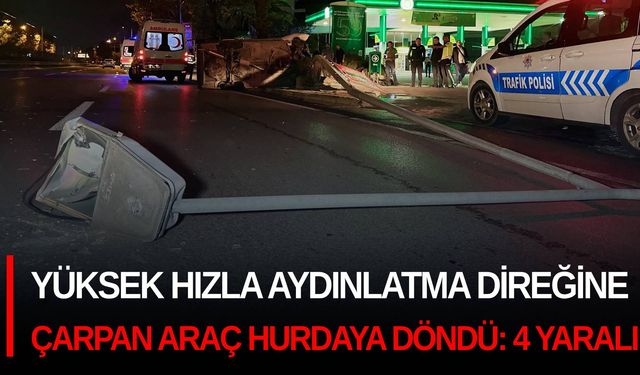 Yüksek hızla aydınlatma direğine çarpan araç hurdaya döndü: 4 yaralı