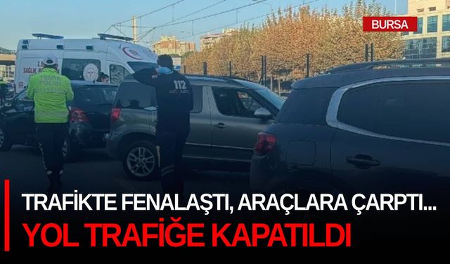 Trafikte fenalaştı, araçlara çarptı... Yol trafiğe kapatıldı