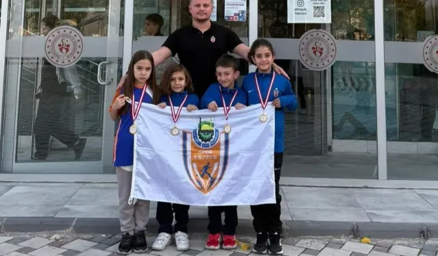 Bursa İnegöl'ün sporcuları yüzmede Türkiye dereceleriyle döndü