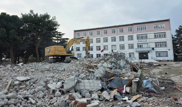 Hamitler'de 43 yıllık ortaokul yıkıldı!