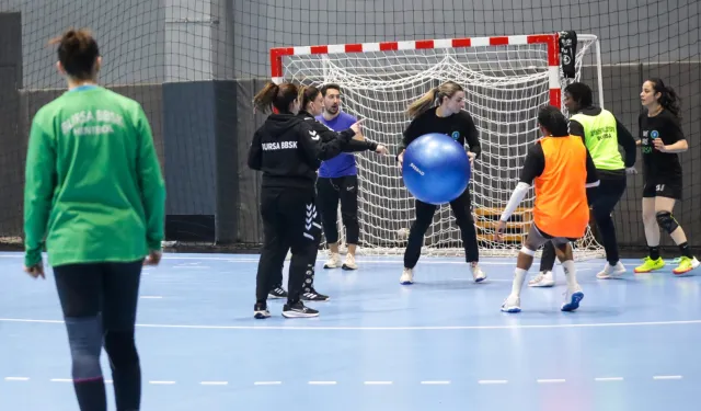 Büyükşehirli hentbolcular ligde ve Avrupa'da fırtına gibi