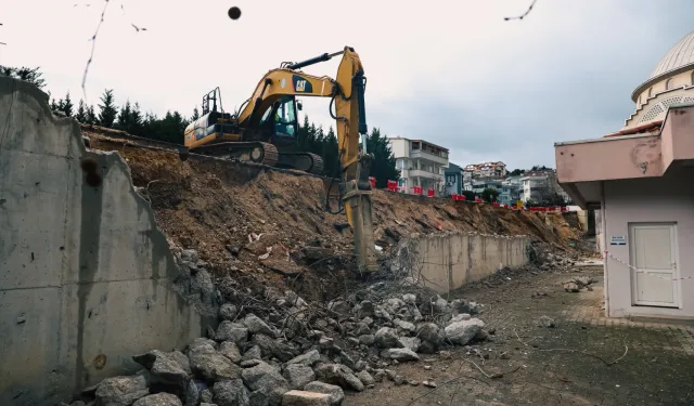 Bursa Nilüfer'de çöken istinat duvarı yenileniyor