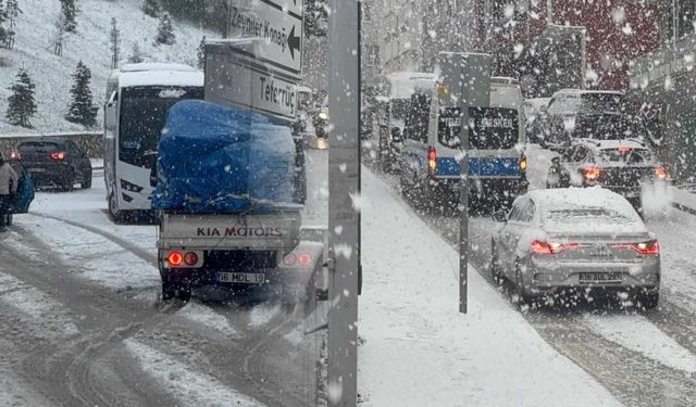 Bursa’da kar esareti! Araçlar yolda kaldı
