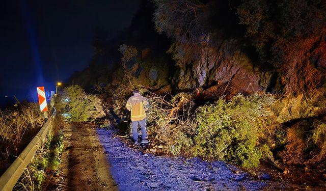 Bursa'da heyelan! Yol ulaşıma kapandı