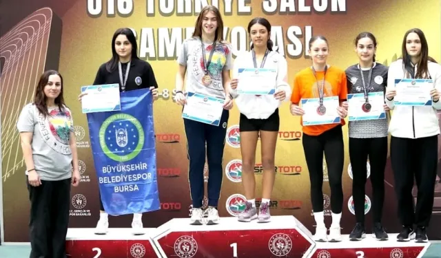 Bursalı atletler Türkiye Şampiyonası'nı 5 madalyayla tamamladı