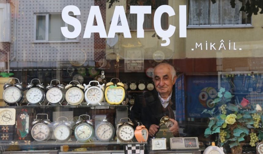 65 yıldır tamir ettiği saatlere aşkla dokunuyor