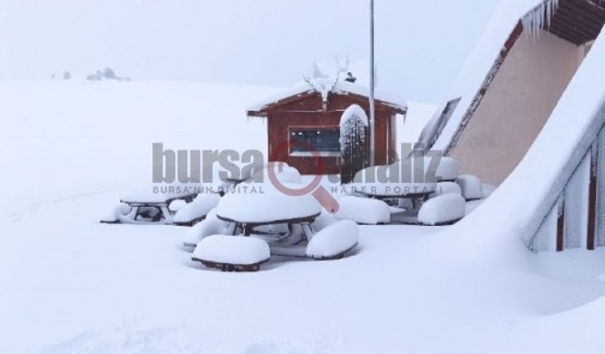 Uludağ’da  yoğun kar yağışı sonucu kar kalınlığı 50 santimetreye ulaştı