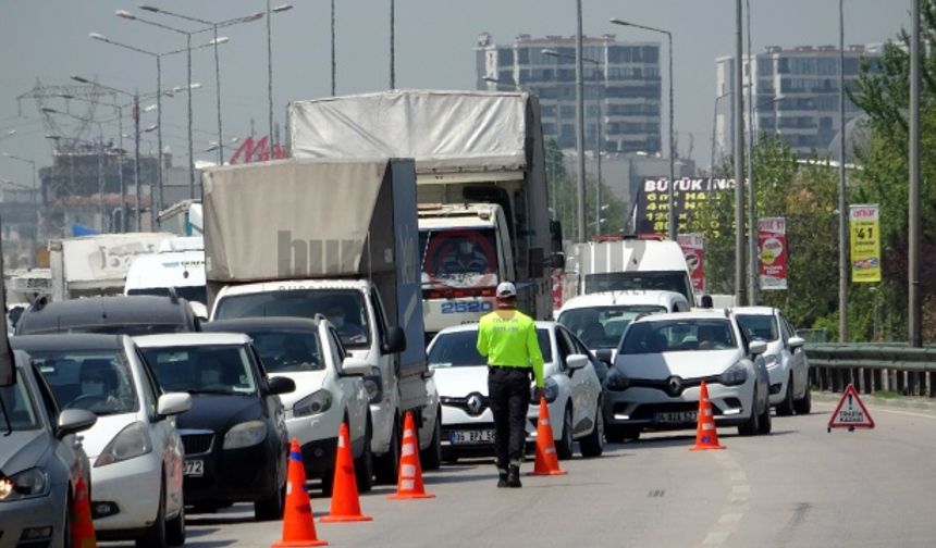 Bursa’da, kontrol noktasında 5 kilometrelik araç kuyruğu