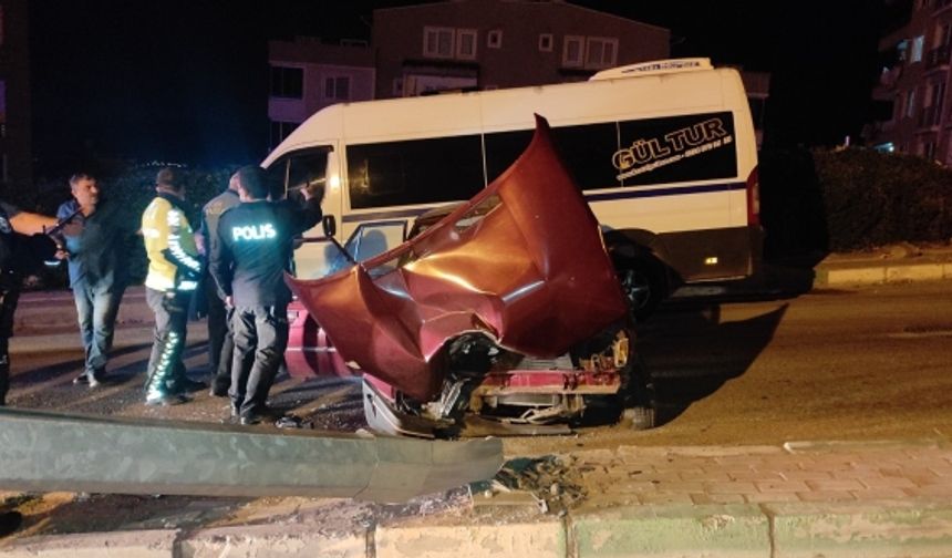 Bursa’da 3 kişin yaralandığı kazada, araçtaki içki şişeleri dikkat çekti