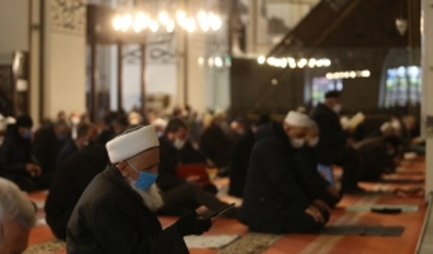 Bursa Ulucami’de Ramazan’ın ilk cuma namazı kılındı