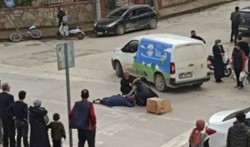 Motosiklet yayaya çarptı, yaralıların imdadına vatandaşlar yetişti