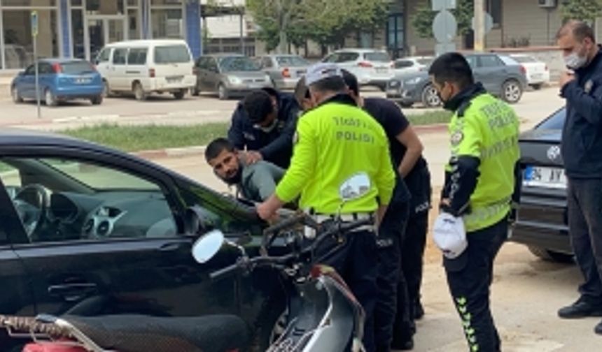 Kısıtlamada ’dur’ ihtarına uymadı, polisin üzerine sürünce böyle etkisiz hale getirildi