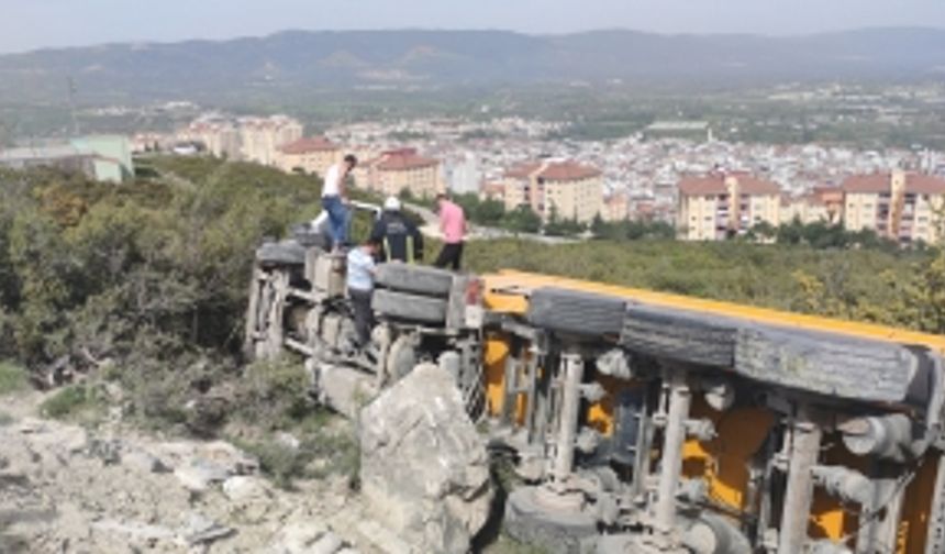 Tır kontrolden çıkıp devrildi, sürücü ölümden döndü