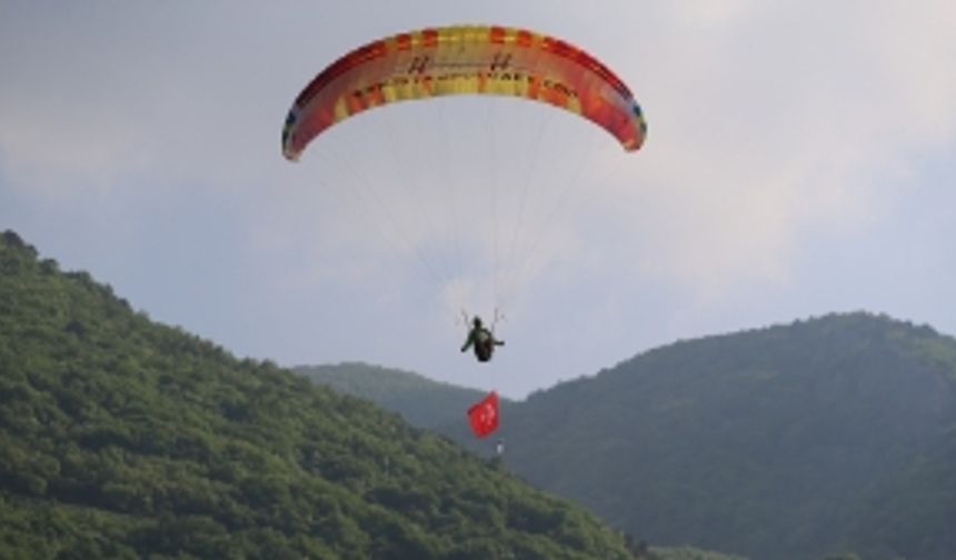 Bayrak açıp Uludağ’dan özgürlük için atladılar