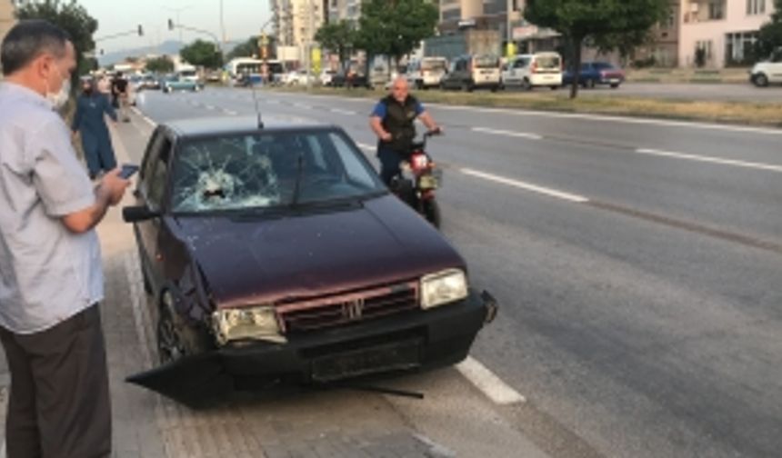 Kırmızı ışık ihlâli yapan motosikletli genç yaralandı