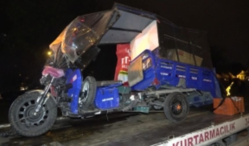 Boş yolda kırmızı ışık ihlali yapan motosikletli kazaya neden oldu: 1’i ağır 3 yaralı