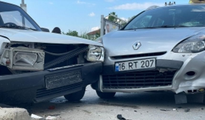 İznik’te motosiklet arabaya çarptı: 2 yaralı