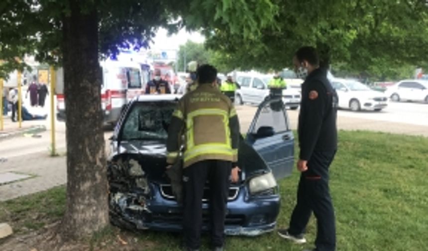 Aşırı hızlı otomobil otobüs durağına daldı: 1’i çocuk 5 kişiyi ezdi