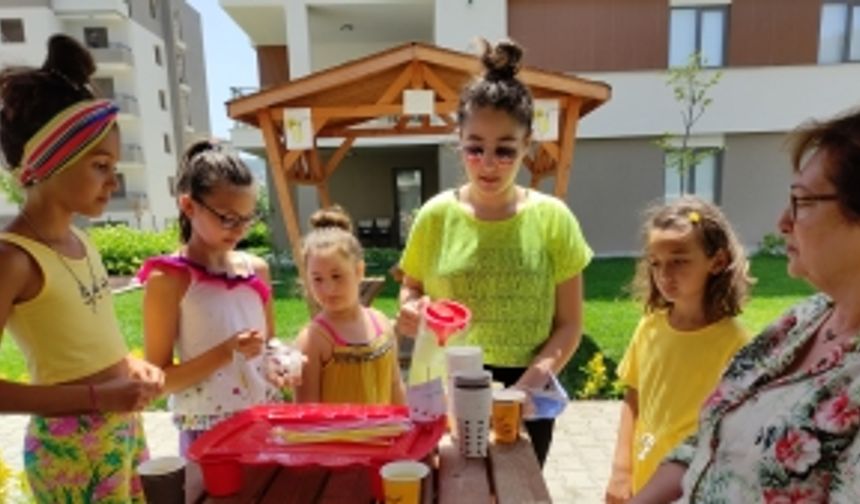 Bu çocuklar bir harika...Sokak hayvanları için limonata yapıp satıyorlar