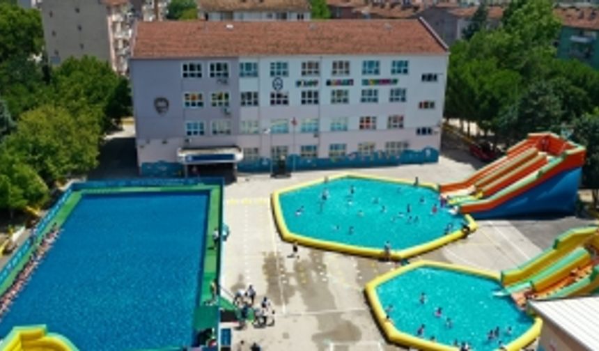 Tatil köyü değil, okul bahçesi