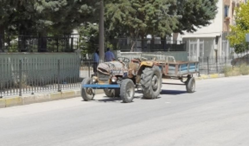 İlkokul öğrencisinin traktörün altında kaldığı anlar kamerada