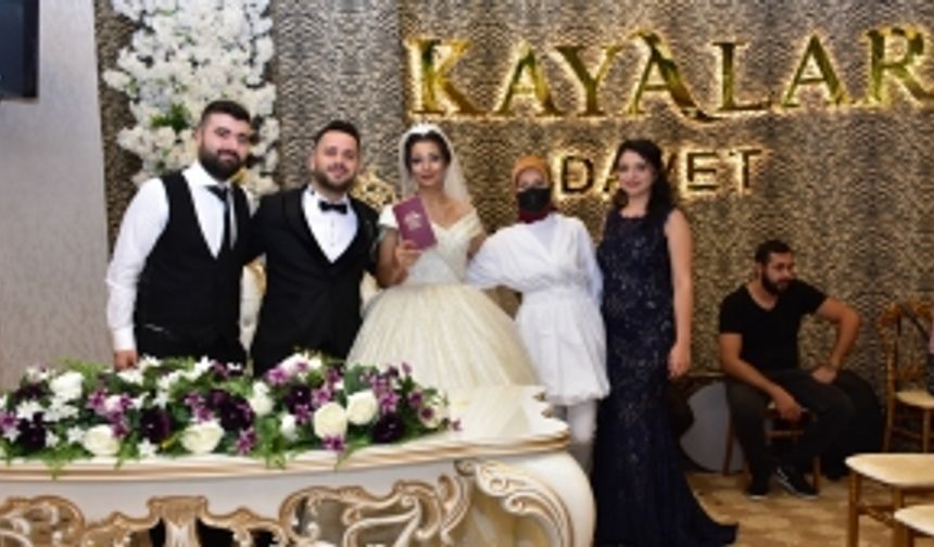 Evlilik sorusuna arkadaşlarına danışarak cevap veren damat güldürdü