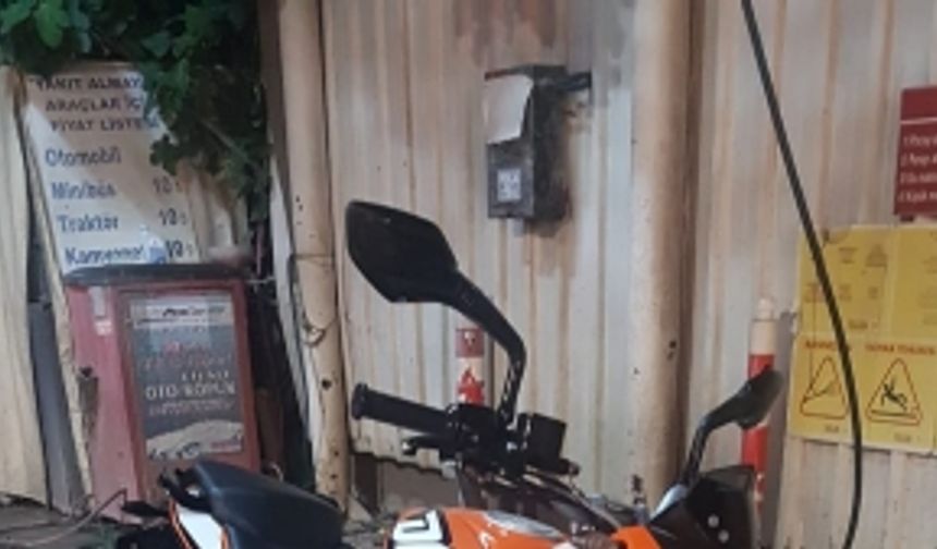 Zinciri kırmak için bir saat uğraşıp 35 bin liralık motosikleti çaldı