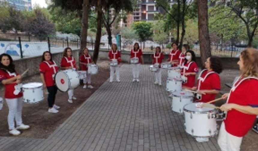 Mahalledeki kadınlar bando kurdu herkesi coşturuyor