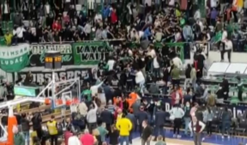 Bursaspor - Beşiktaş basketbol maçında taraftarlar arasında kavga