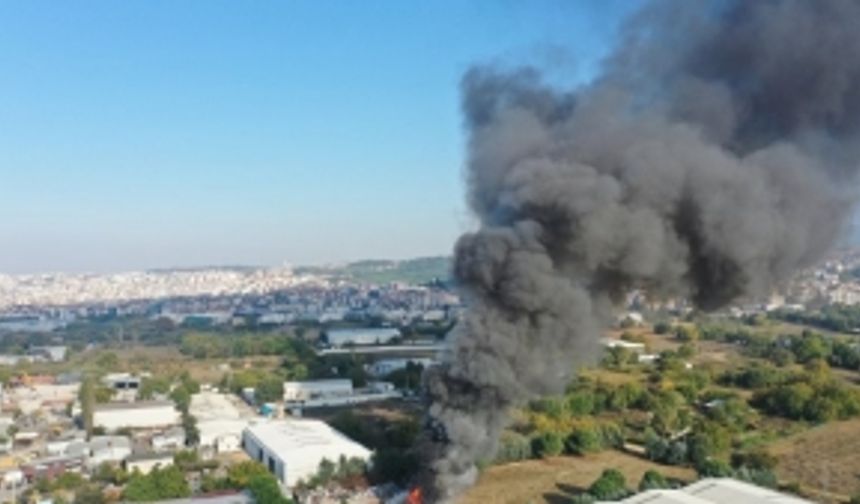 Bursa'da bulunan buzdolabı geri dönüşüm deposunda büyük yangın