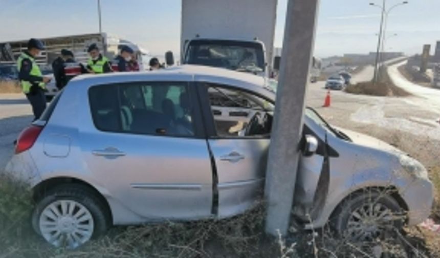 Bursa'da korkunç kaza; otomobili direğe sıkıştı...