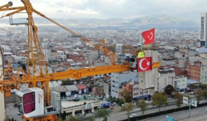 (Özel) 80 metre yüksekte Ata’ya saygı