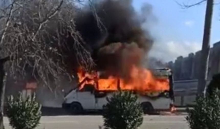 Otosansit'te park halindeki minibüs alev aldı!