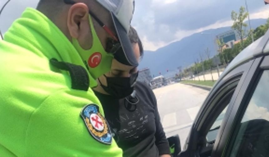 Aranma kararı olan kişi; Polis kontrolünde polisle tartıştı