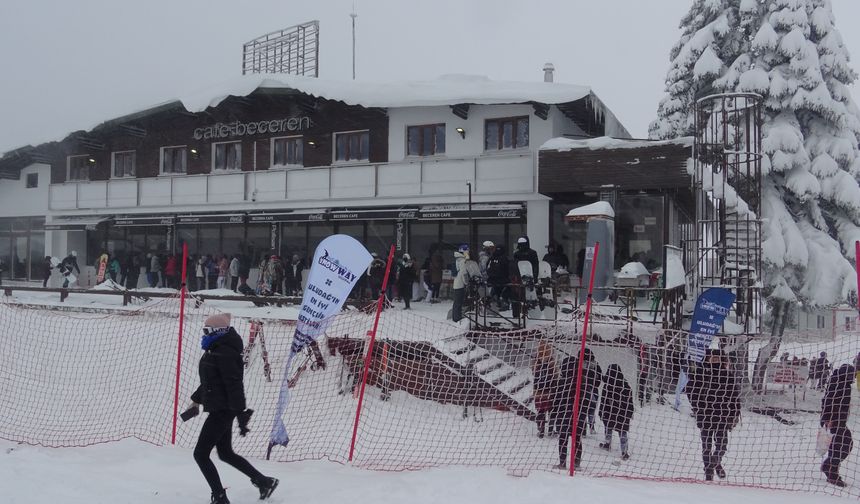 Uludağ’da ilk hafta sonu pistlerde yoğunluk olsa da hava şartları kayakçılara zor anlar yaşattı!