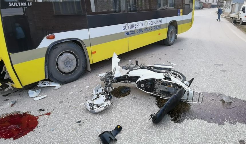 Otobüs ile çarpışan motosiklet parçalara ayrıldı!