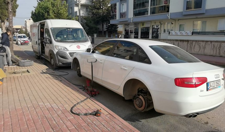 13 aracın lâstiklerini kesip, adının baş harflerini yazdı!