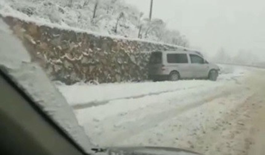 Karda direksiyon hakimiyetini kaybeden sürücü kaza yaptı!