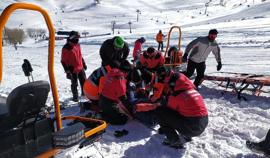 Uludağ’da ayağını kıran kayakçının imdadına JAK yetişti