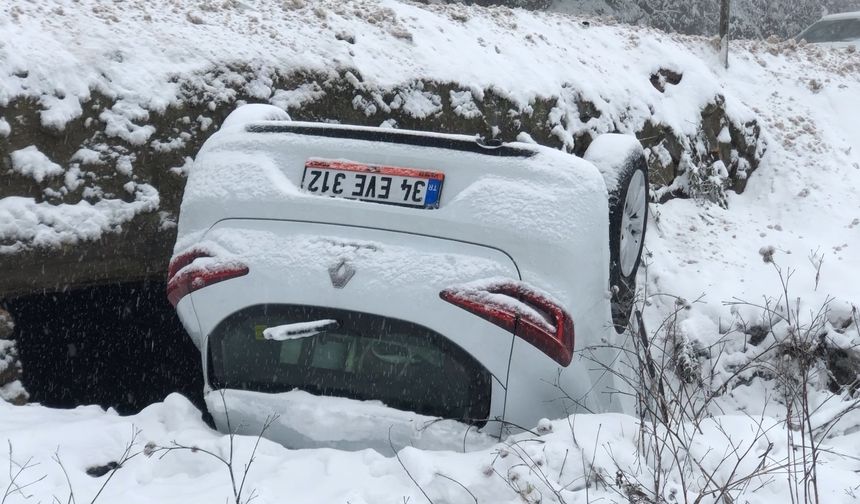 Uludağ yolunda kayan araç takla attı!