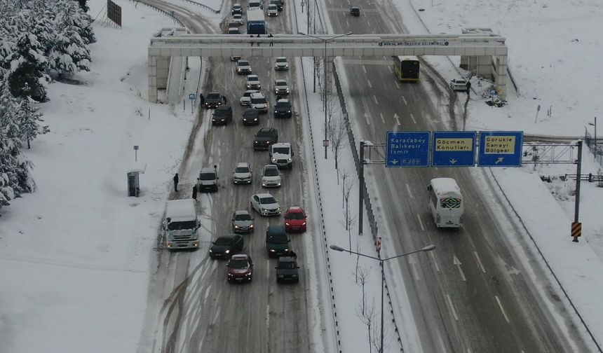 Yoldan çıkan otobüs Bursa-İzmir karayolunu trafiğe kapattı!