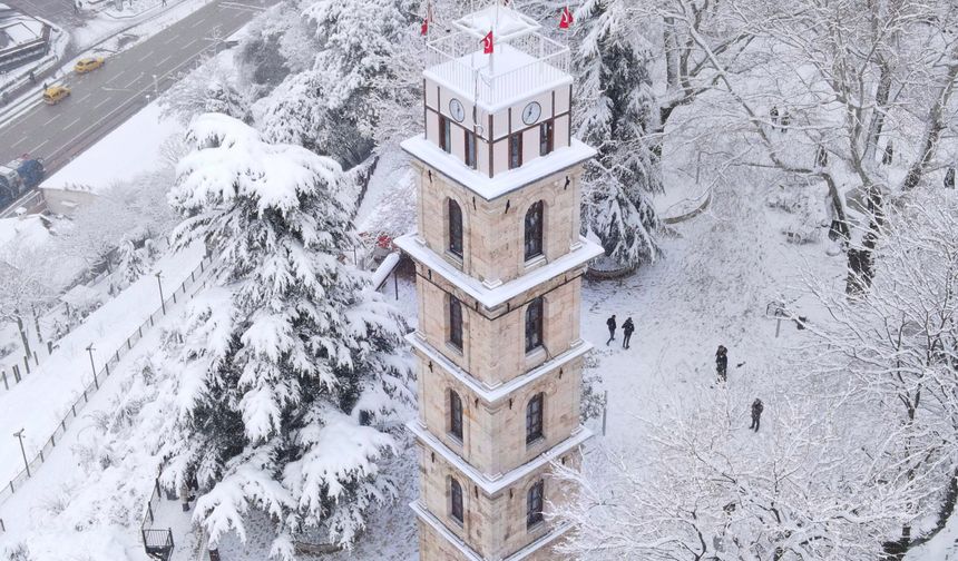 Karlar altındaki saat kulesi havadan görüntülendi