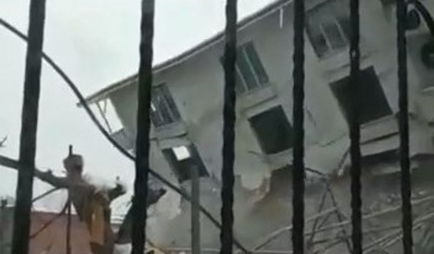 Bursa’da kaçak binanın yıkılma anı kameralara yansıdı
