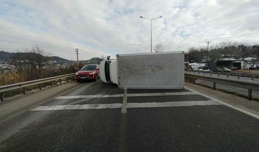 Bursa'da kayganlaşan yol kazayı getirdi! Bursa-İstanbul yolunda kuyruk oluştu...