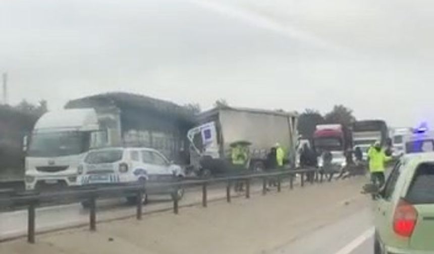 Kaza yapan tır nedeniyle Bursa-İzmir karayolu kısa süreliğine trafiğe kapandı