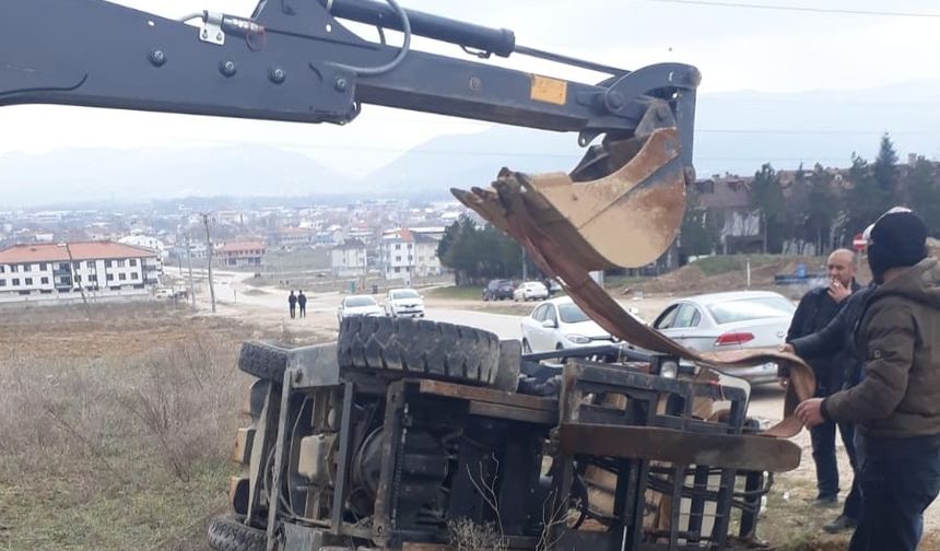 Kontrolden çıkan forklift devrildi, 2 kişi yaralandı!