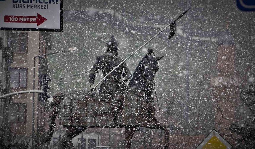 Bursa şehir merkezinde yoğun kar yağışı!
