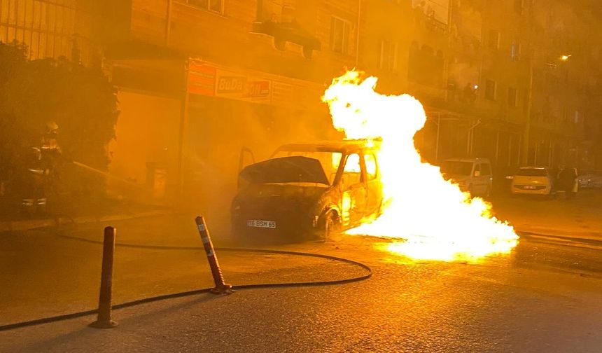 Bursa'da seyir halinde otomobil alev alev yandı