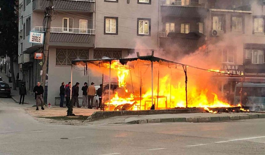 Bursa’da korkutan yangın! Alevler araçlara sıçradı...